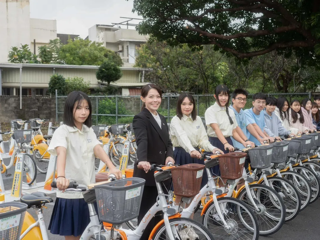 高虹安前去新竹高商看看新設置的YouBike站點運作得順不順,受到學生的熱烈歡迎。(圖取自高虹安臉書)