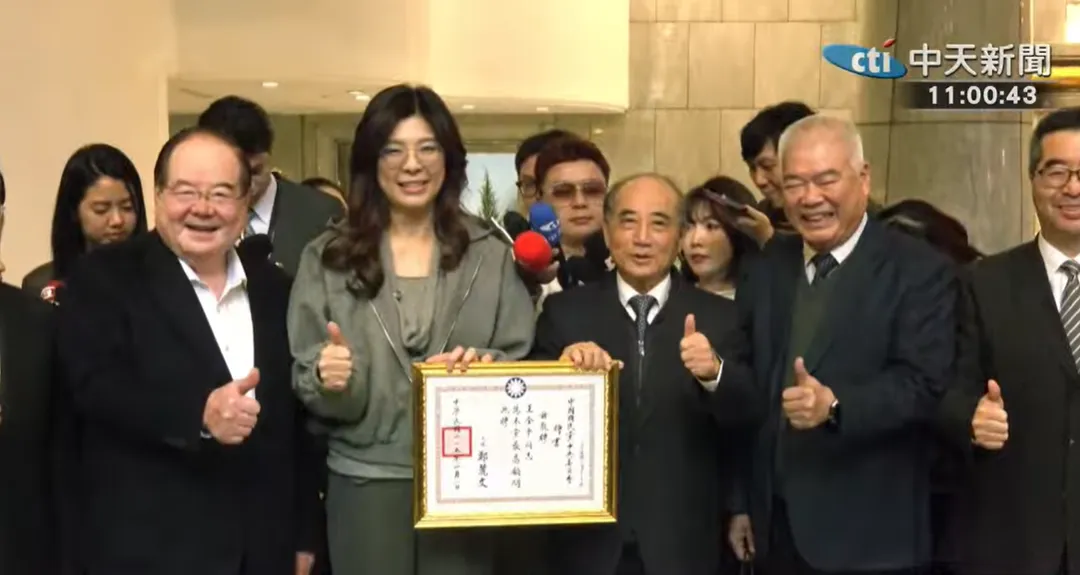 鄭麗文頒發最高顧問聘書給王金平。(圖/中天新聞)