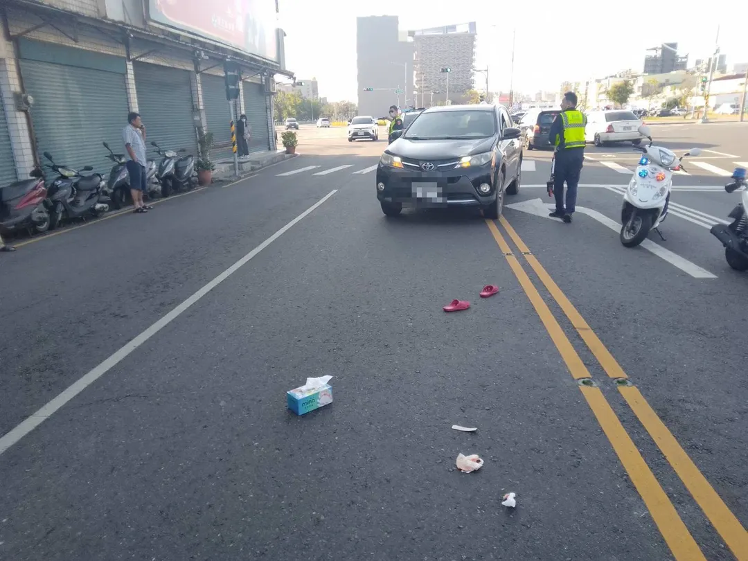 高雄市鳳山區4日下午發生一起嚴重車禍。（圖／警方提供）