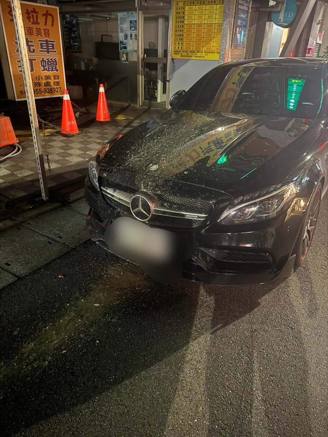台北市一輛賓士車於昨(4)日凌晨時分遭不明人士潑灑疑似糞便等穢物。(圖/警方提供)