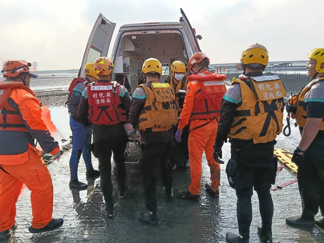 消防員及海巡人員合力將遺體搬上岸。（圖／消防局提供）
