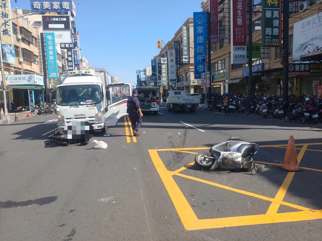 鳳山五甲三路機車擦撞連環事故，22歲騎士滑入對向車道再撞小貨車。（圖／翻攝畫面）