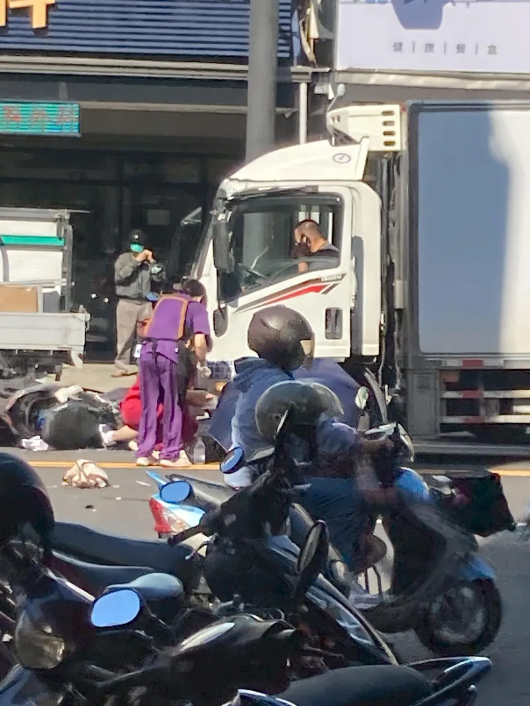 當下曾建森診所公用雨傘。由該診所護理人員緊急拿去幫傷者遮陽，避免被壓在輪胎下面失血脫水。（圖／鄭小姐提供，下同）