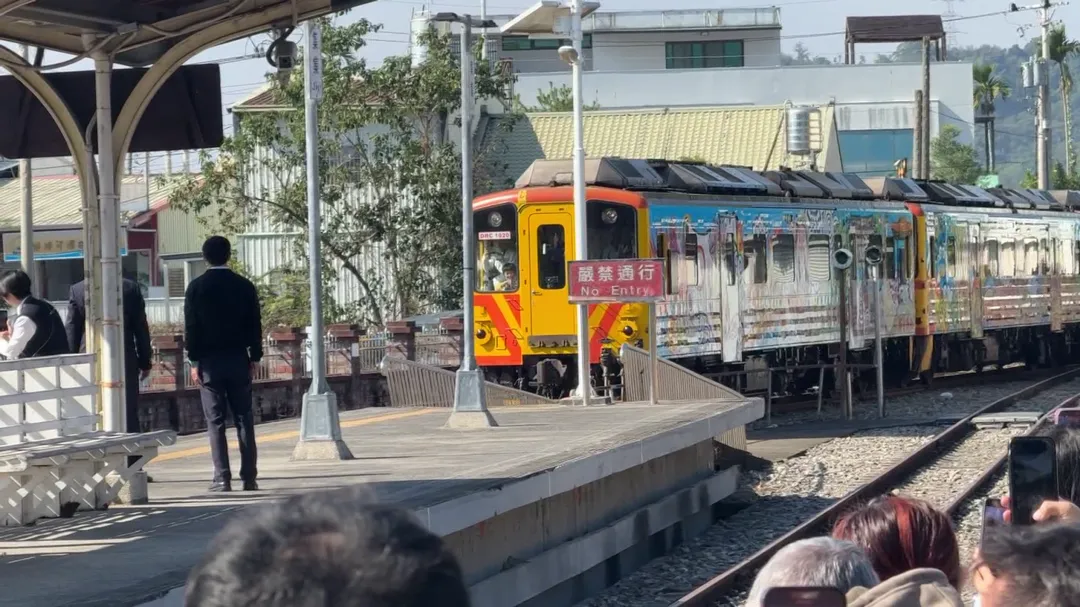 集集火車在今天終於恢復通車了!現場吸引了無數遊客和鐵道迷前來追火車,場面熱鬧非凡!(圖/翻攝畫面)