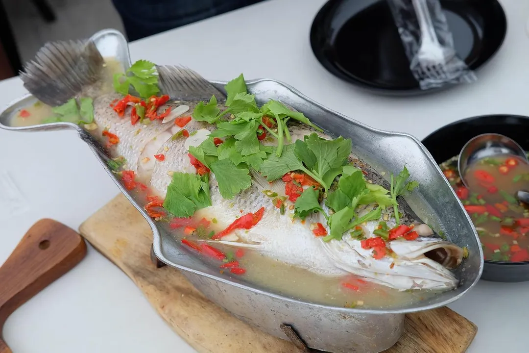 許多人習慣在佛跳牆、清蒸魚等料理上覆蓋保鮮膜後直接加熱，但這個動作暗藏健康風險。（示意圖／Pixabay）