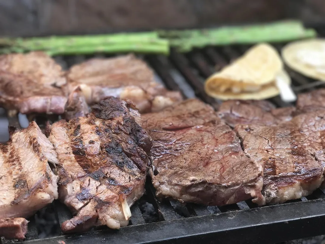豆魚蛋肉類建議每餐大約1掌心大小及厚度之份量，而份量較大的年菜，如豬肋排、全雞等，建議與親朋好友共享。（示意圖／Pixabay）