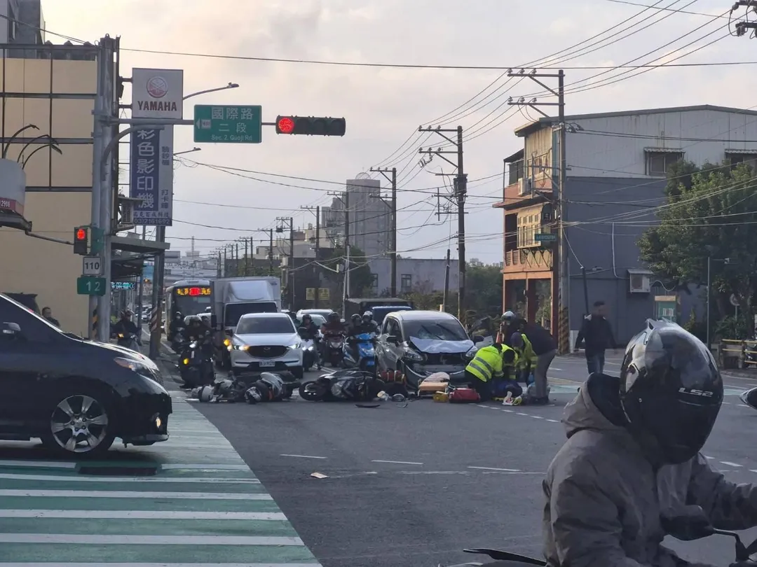 桃園市桃園區今（5）日下午4時12分左右，在永安路與國際路二段交口、鄰近中埔國小前發生一起交通事故。（圖／翻攝畫面）