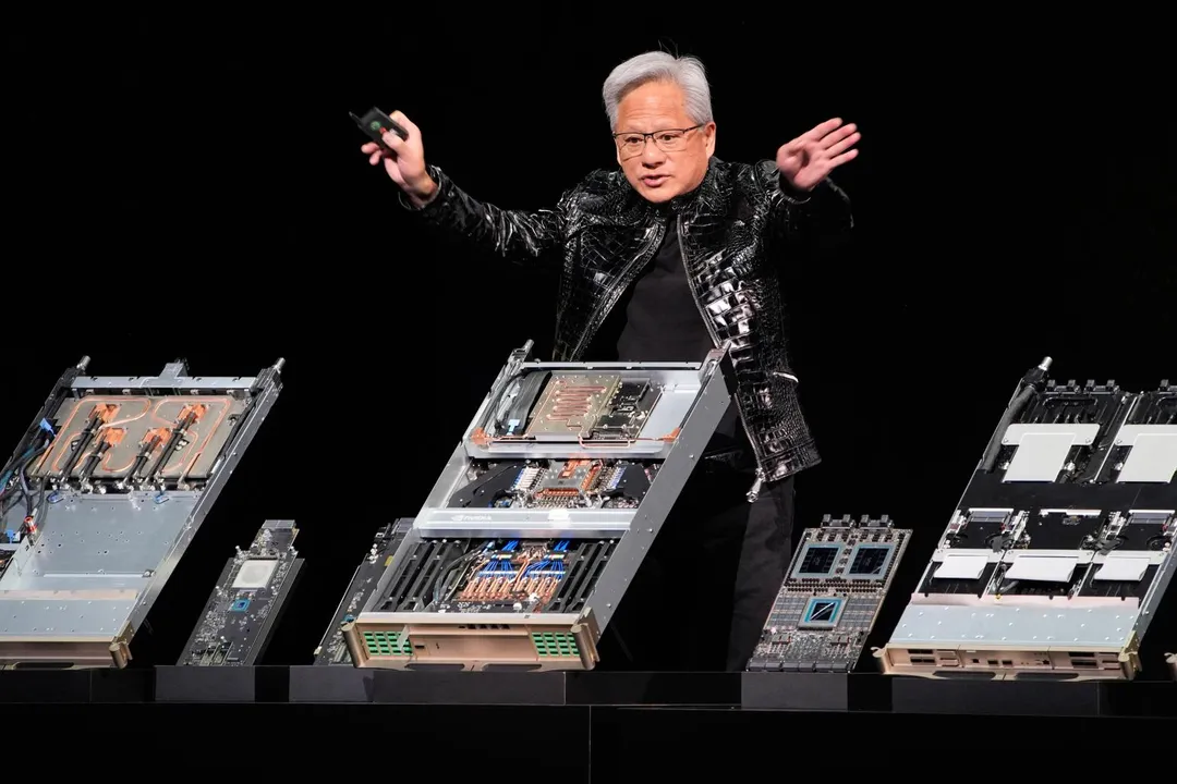 輝達執行長黃仁勳展示Vera Rubin平台六大晶片。（圖／美聯社）