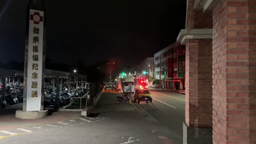 台東縣關山鎮6日凌晨,發生哥哥被弟弟持刀捅到臟器外露送醫的驚悚事件。(圖/中天新聞)