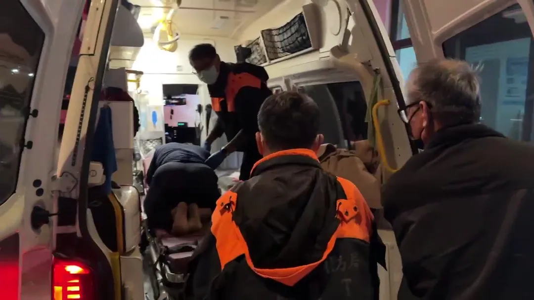 台東縣關山鎮6日凌晨,發生哥哥被弟弟持刀捅到臟器外露送醫的驚悚事件。(圖/中天新聞)