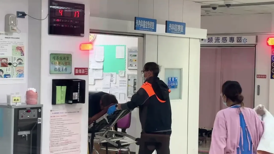 台東縣關山鎮6日凌晨,發生哥哥被弟弟持刀捅到臟器外露送醫的驚悚事件。(圖/中天新聞)