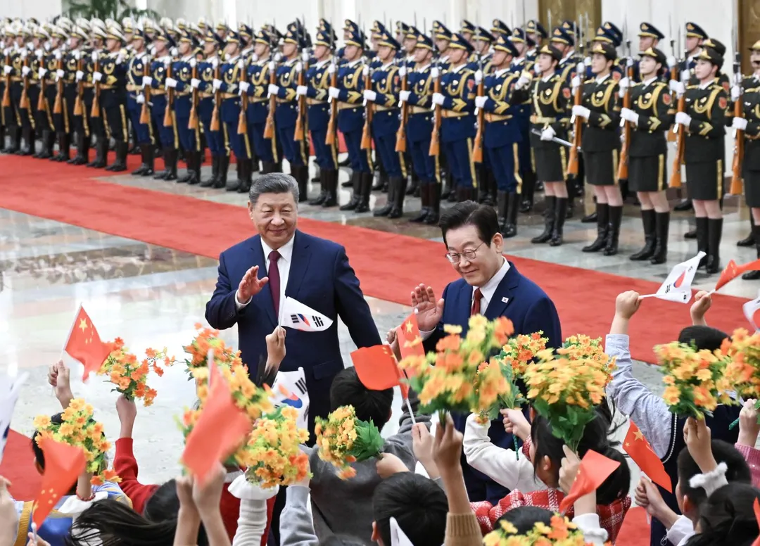 李在明在習近平陪同下檢閱解放軍儀仗隊，並觀看分列式。（圖／新華社）