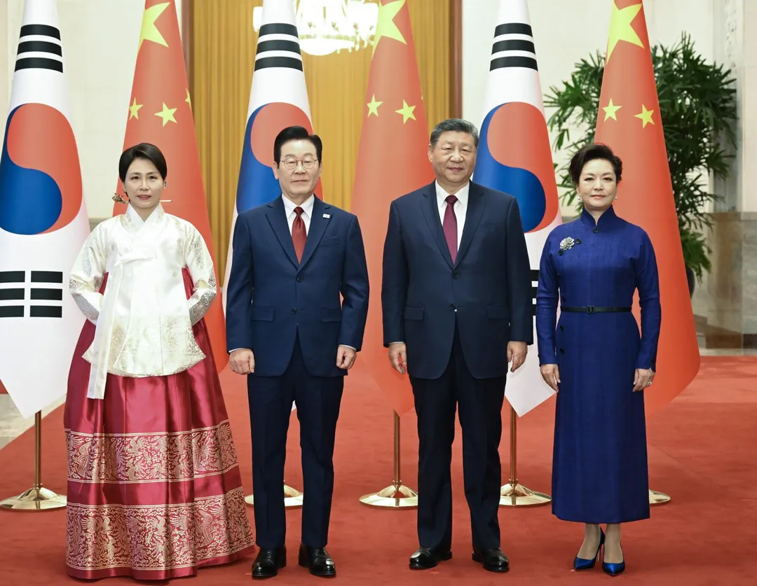 習近平和夫人彭麗媛在人民大會堂北大廳為李在明和夫人金惠景舉行歡迎儀式。（圖／新華社）