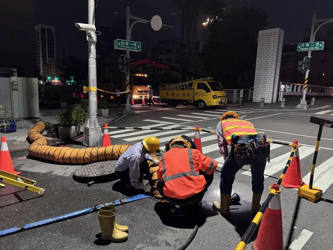 昨（5）日深夜三民區建國三路、三民街、中庸街等一帶共1100戶停電，台電派員趕赴現場查修。（圖／台電高雄區提供）