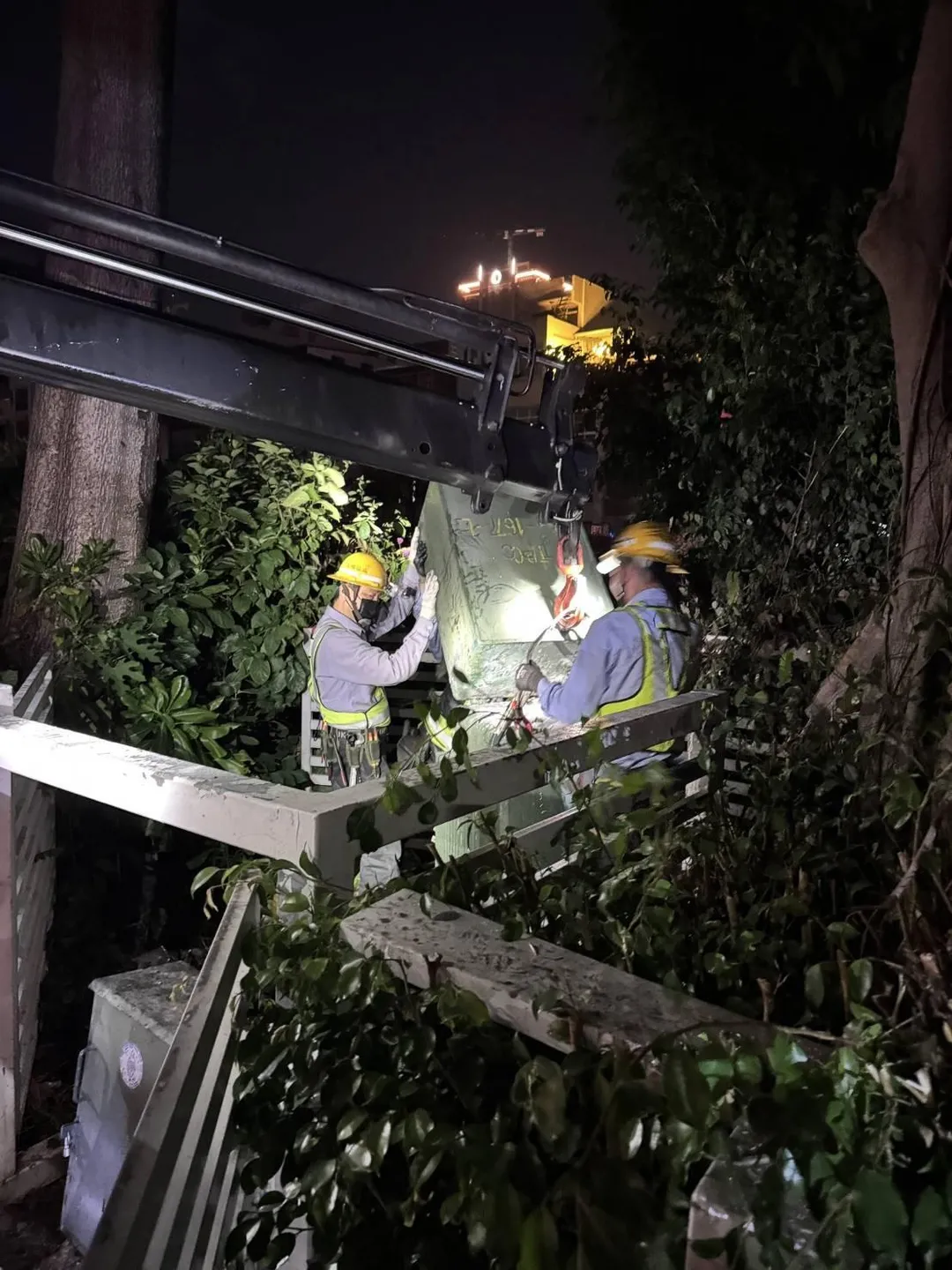 台電人員漏夜搶修。（圖／台電高雄區提供）