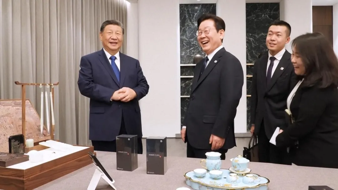大陸國家主席習近平贈南韓總統李在明小米手機被問「通訊安全」。(圖/美聯社)