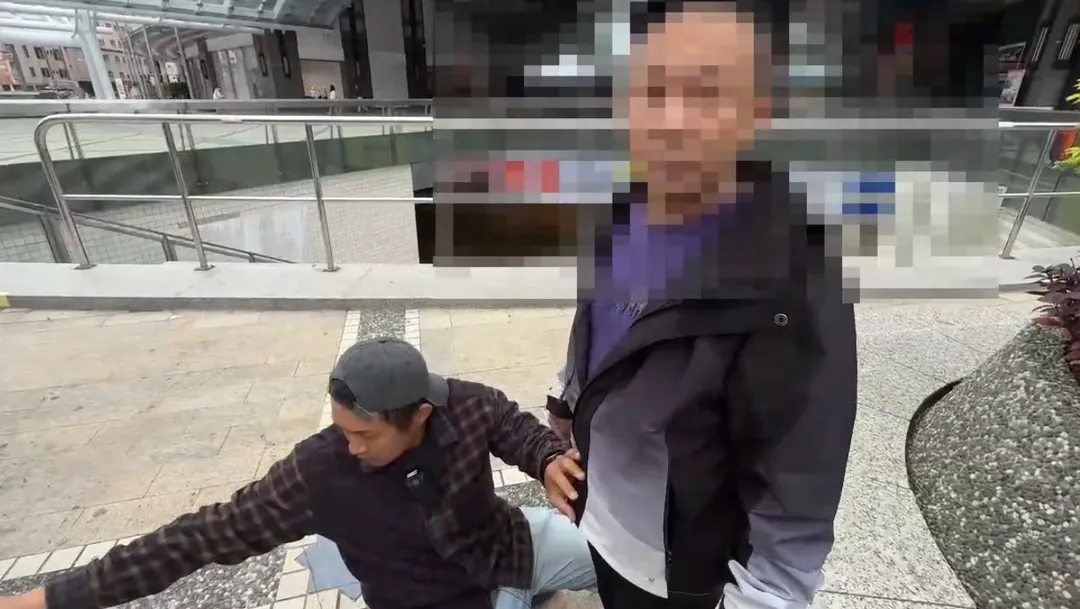 嫌犯刻意選擇新竹巨城等人潮眾多的商場作為交款地點。（圖／警方提供）