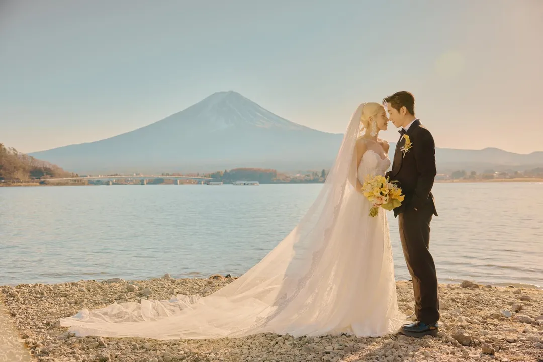 Lulu和陳漢典的婚紗照選在河口湖富士山前拍攝。(圖/天地合娛樂提供)