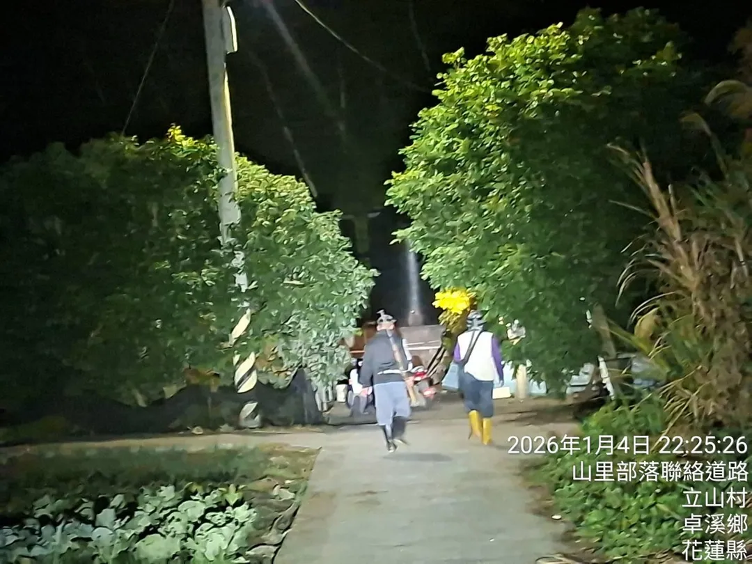 獵人小組持續於夜間1800-2400部落周邊進行巡守，並協助追蹤阿里曼軌跡及巡視陷阱有無補獲。（圖／林保署花蓮分署提供）