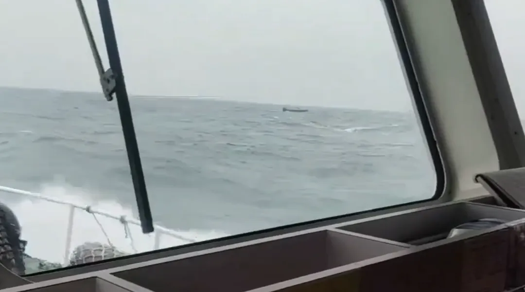 海巡署出動尋找掉落的貨櫃。(圖/海巡署提供)