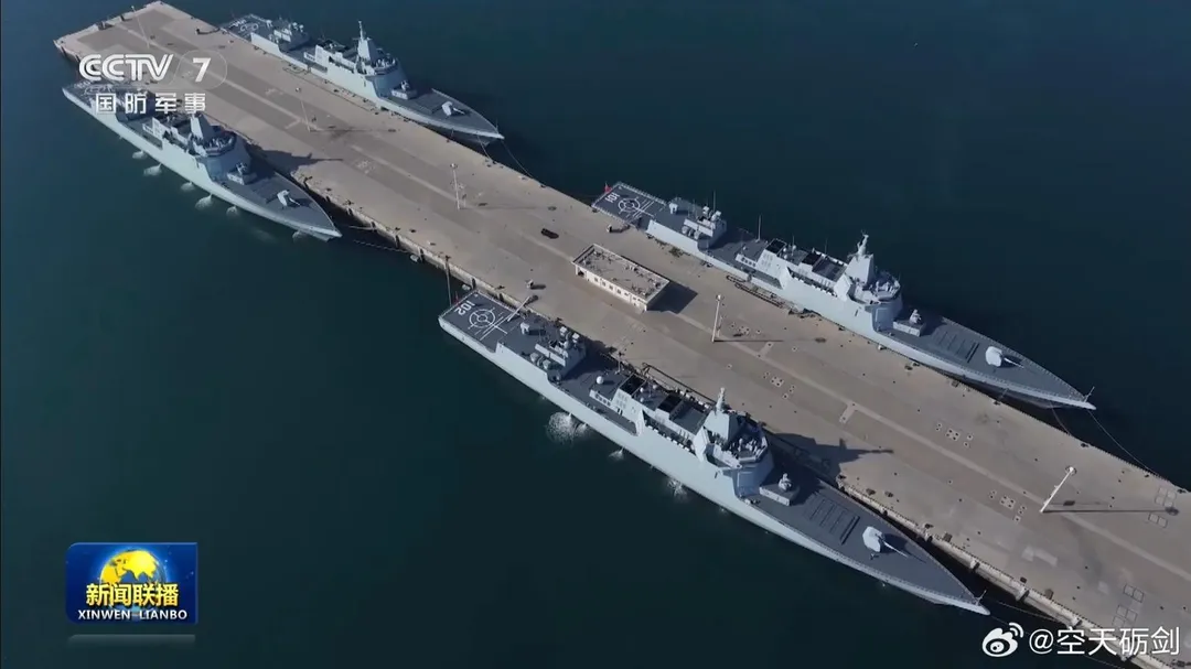 解放軍4艘萬噸大驅「同框」赴黃海演練。 （圖／翻攝央視軍事）