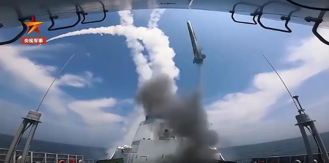 陸055型驅逐艦具強大防空反導、遠程打擊能力。（圖／翻攝微博「央視軍事」）
