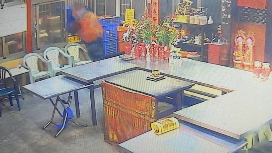警方調閱監視器畫面顯示，竊嫌們半夜潛入無人看管的廟宇，手持綁有雙面膠的鐵片，在香油錢箱前行跡鬼祟，隨後將紙鈔取走放入口袋。（圖／警方提供）