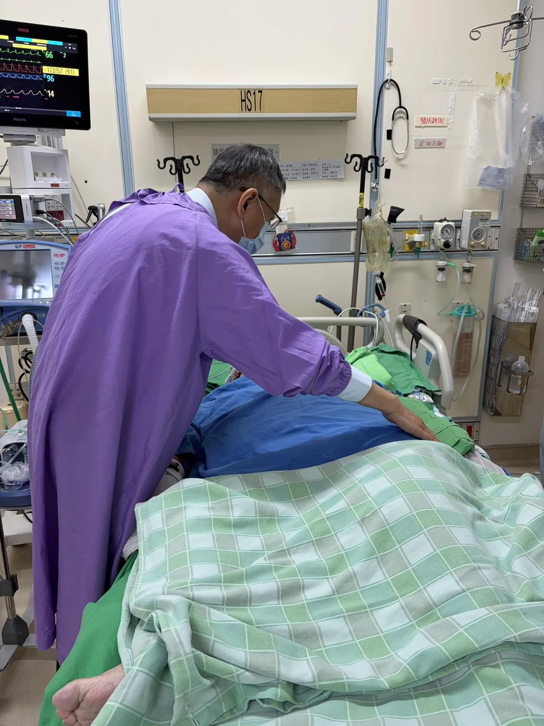 柯文哲探視黃珊珊高齡96歲的母親。（圖／黃珊珊臉書）