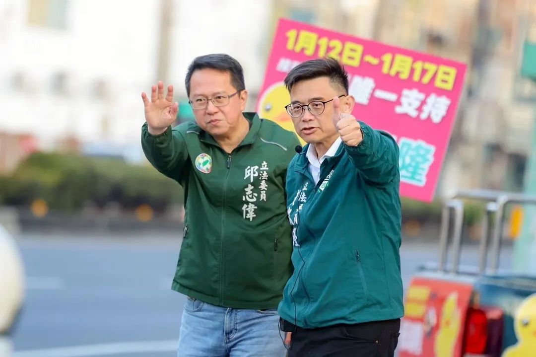 賴瑞隆一早在邱志偉陪同下站路口拜票。（圖／翻攝賴瑞隆臉書）