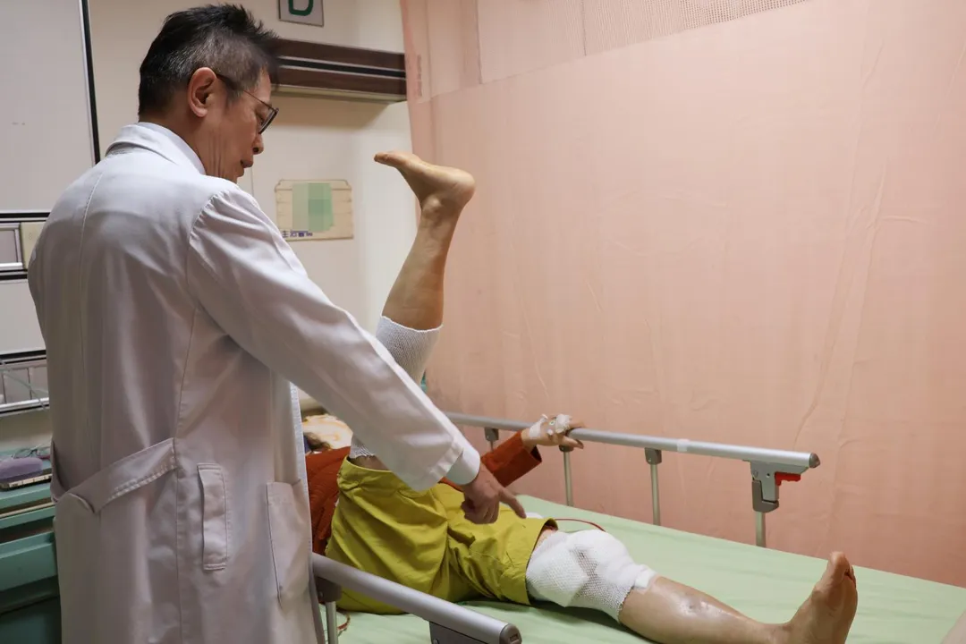 患者術後醫師指導如何復健。（圖／大甲李綜合醫院）