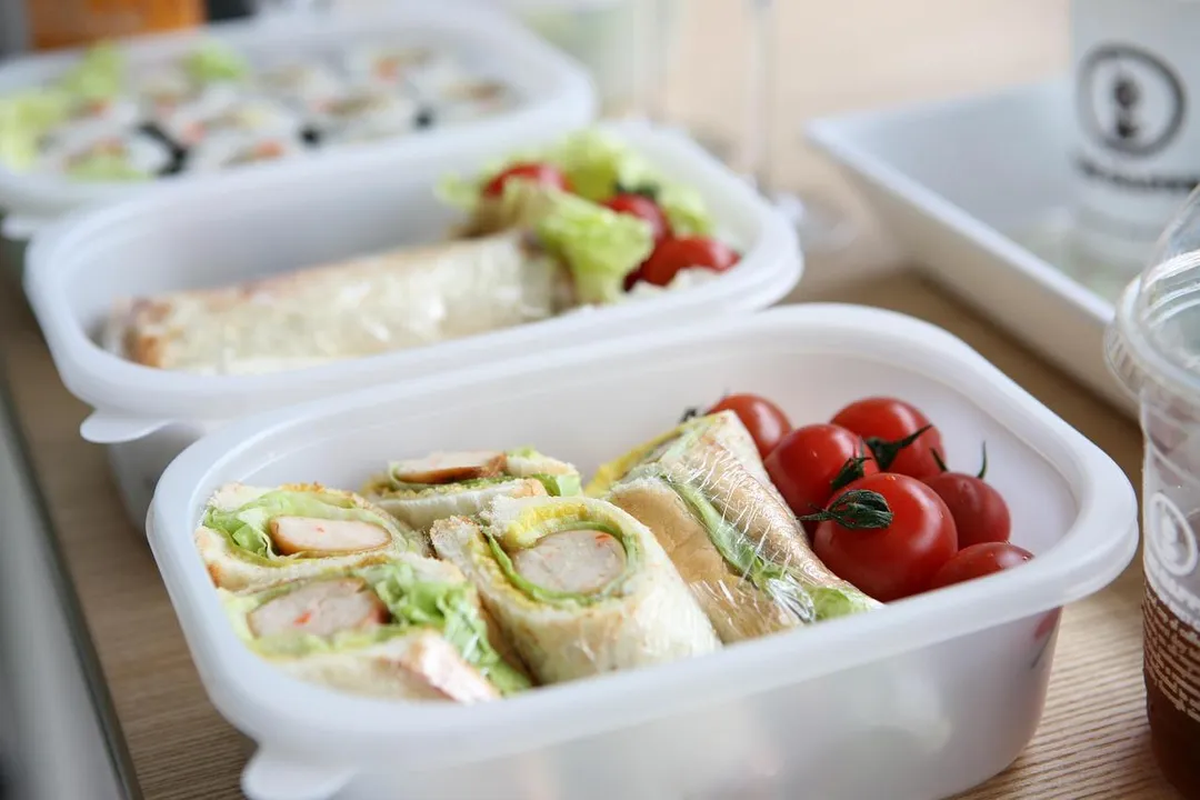 塑膠類食品容器具的耐熱溫度可能因不同規格或加工方式而有所差異，產品實際耐熱溫度應以製造商標示為準。（示意圖／Pixabay）