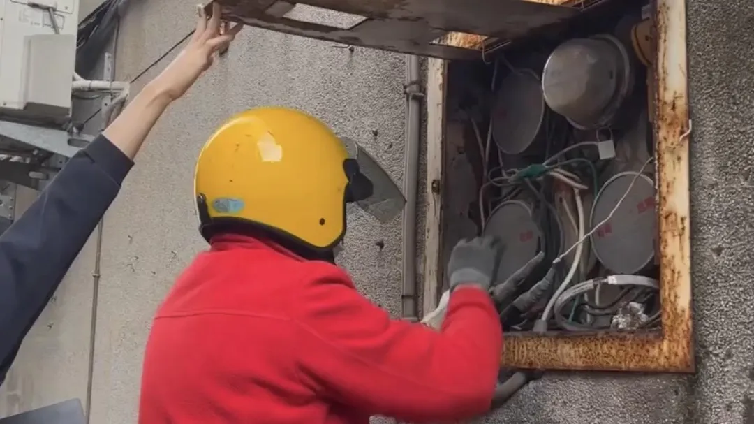 養生館電表遭拆除斷電。(圖/翻攝畫面)