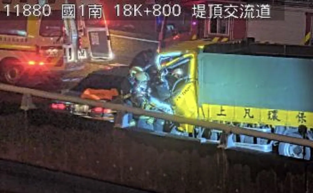 國道1號高架堤頂段發生3車追撞貨車駕駛受困車內。（圖／翻攝畫面）