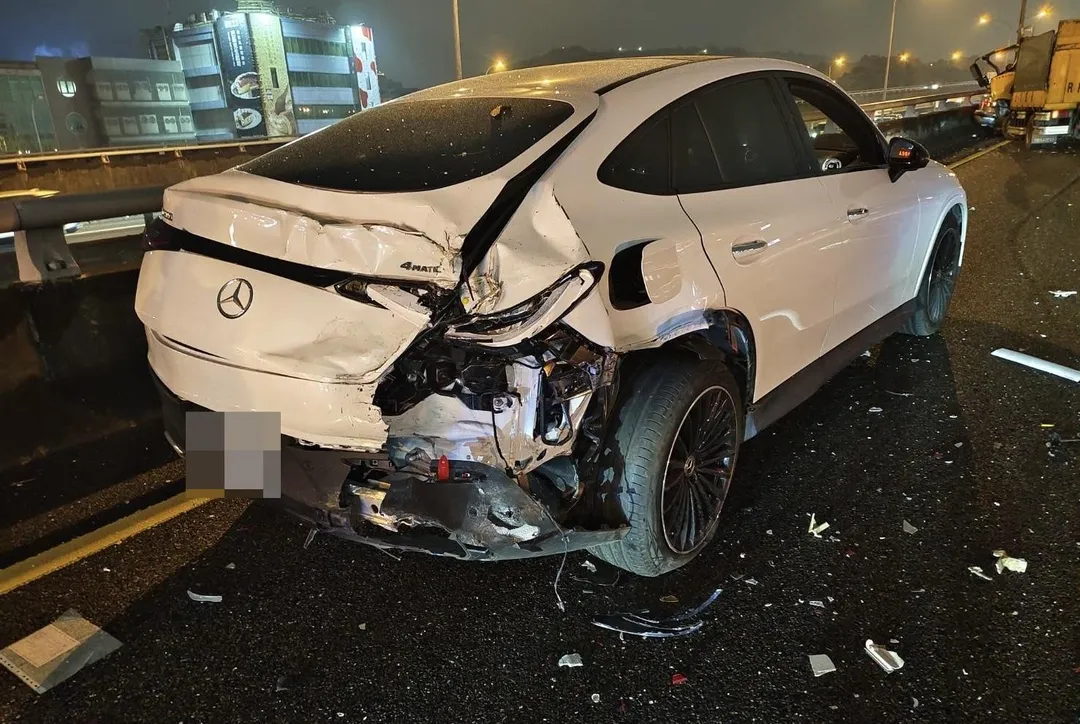 賓士休旅車遭追撞車尾毀損嚴重。（圖／翻攝畫面）
