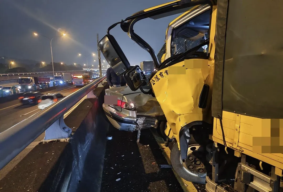 貨車車頭嚴重變形。（圖／翻攝畫面）