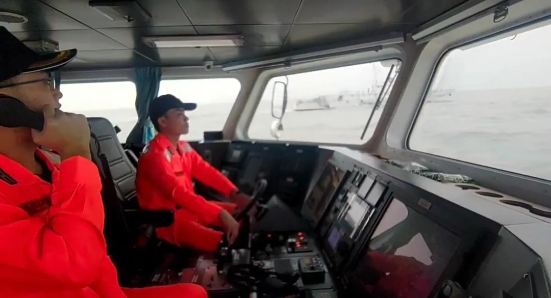 海巡巡防艇併航監控驅離海警船。（圖／翻攝畫面）