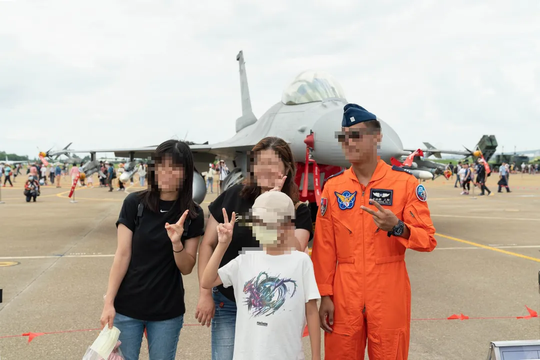 空軍F-16夜航訓練失聯，飛官辛柏毅（右）疑跳傘外海逃生，目前下落不明搜救中。（圖／取自台中市政府官網）