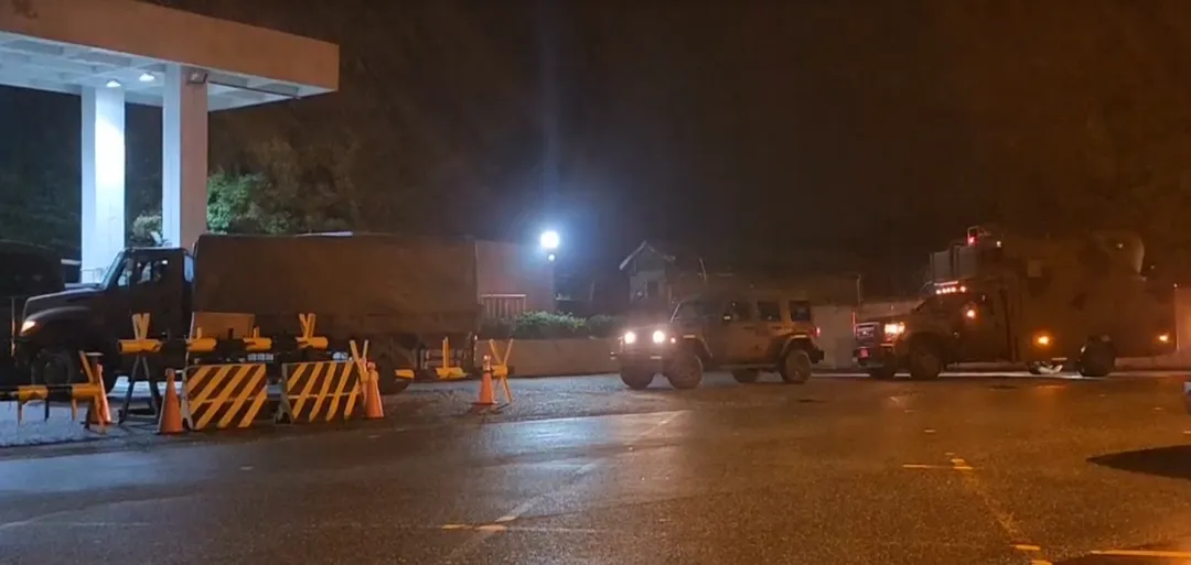 大批軍卡被目擊進入花蓮空軍基地。（圖/翻攝畫面）