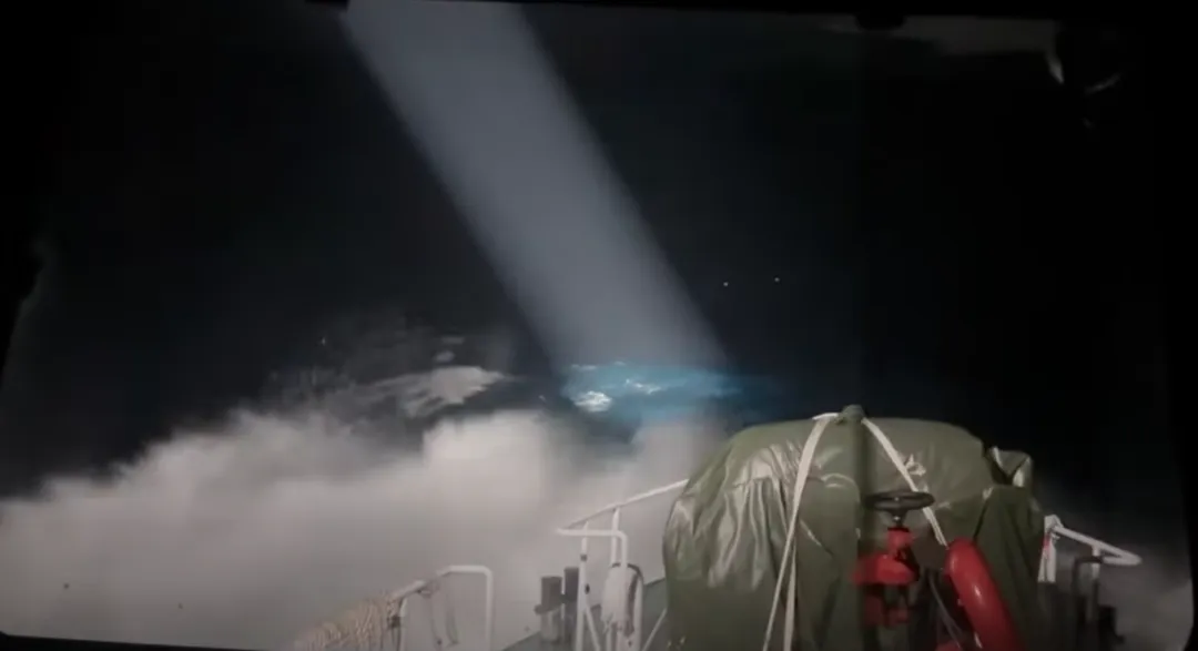 空軍一架F-16在花蓮外海失聯，海巡艦艇已抵達現場，並施放海難測流浮標引導搜救。（圖／翻攝管碧玲臉書）