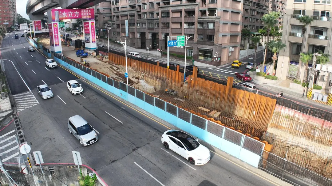淡北道路進行高架橋鋼構吊裝作業，1月8日起夜間封閉淡金路與中正東路交叉口至坪頂路口（往台北方向）部分路段。（圖／新北工務局提供）