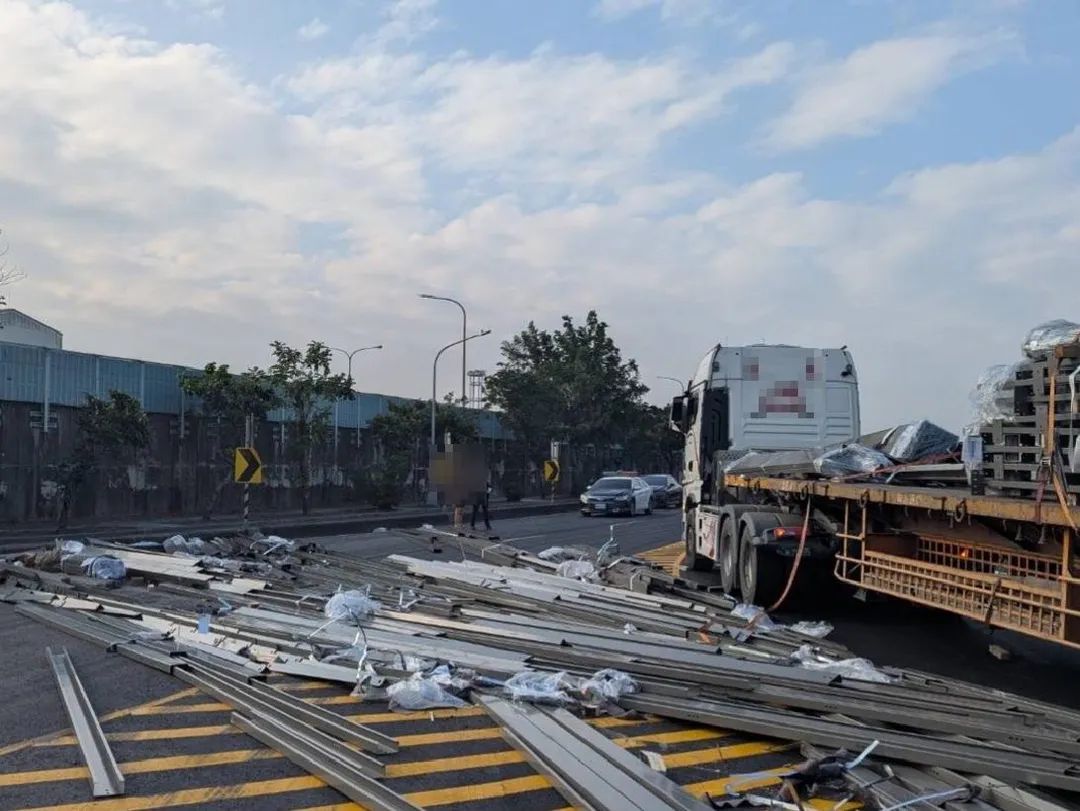高雄小港區東亞南路路段曳引車貨物掉落現場畫面。（圖／翻攝畫面，下同）