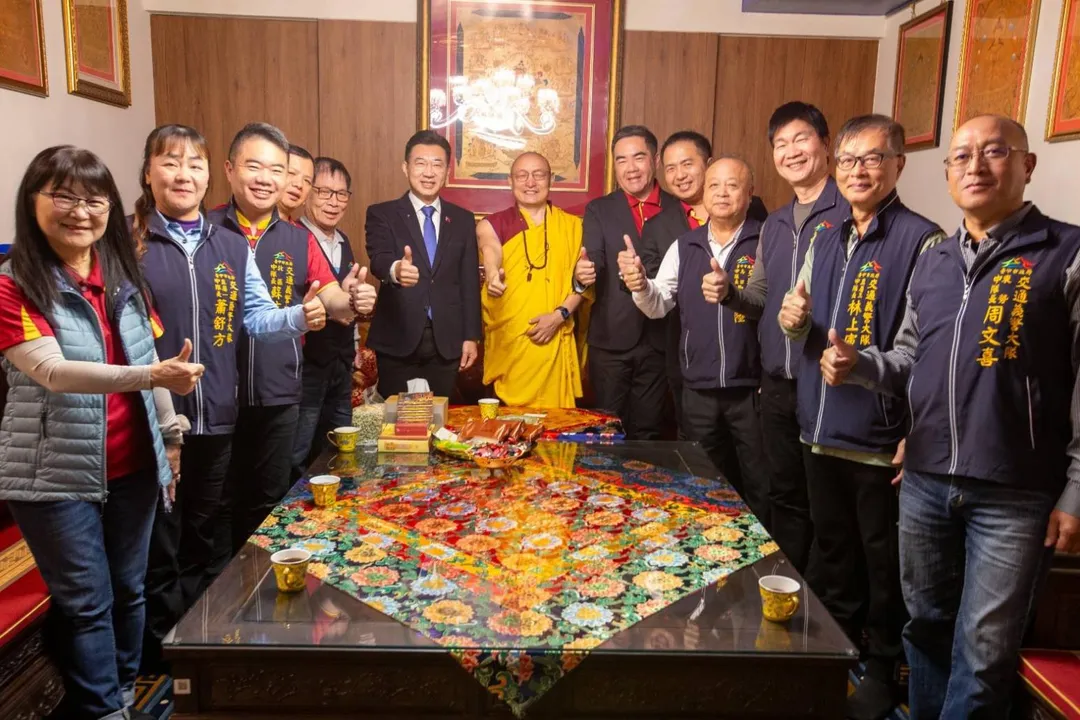 立法院副院長江啟臣出席寶積林居士林週年慶典，並與誠蓮曲佩仁波切進行交流。（圖／寶積林居士林提供）