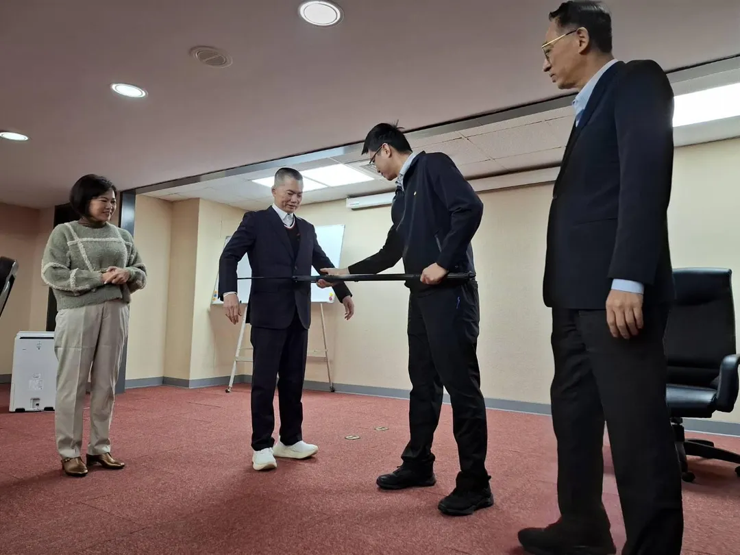 北市府市政顧問陳啟宏示範如何使用（左2）新型防暴鋼叉。（圖／台北捷運公司提供）
