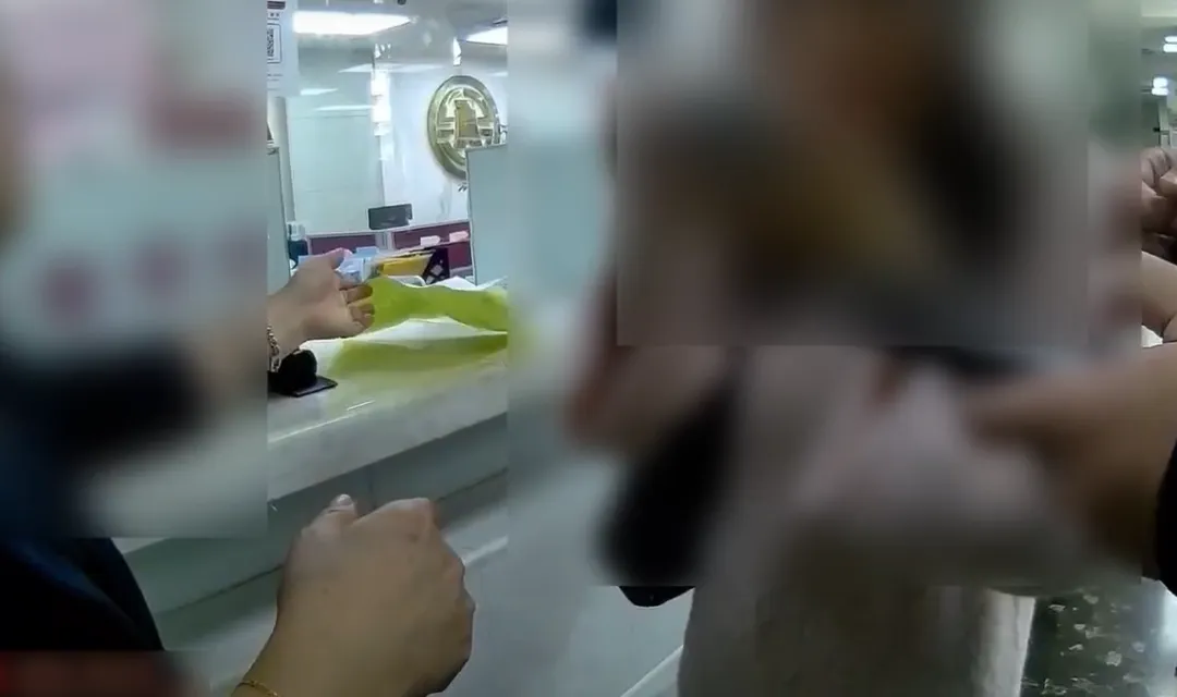 經警方與行員苦勸下，洪女才打消匯款。（圖／翻攝畫面）