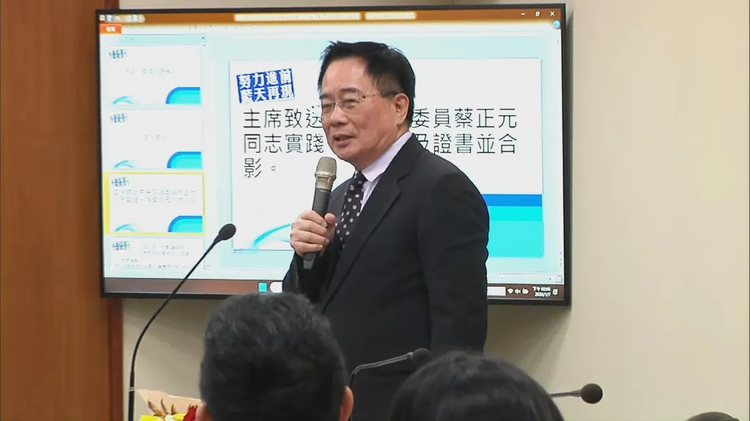 蔡正元在國民黨中常會中獲頒「實踐一等獎章」（攝自中天新聞）