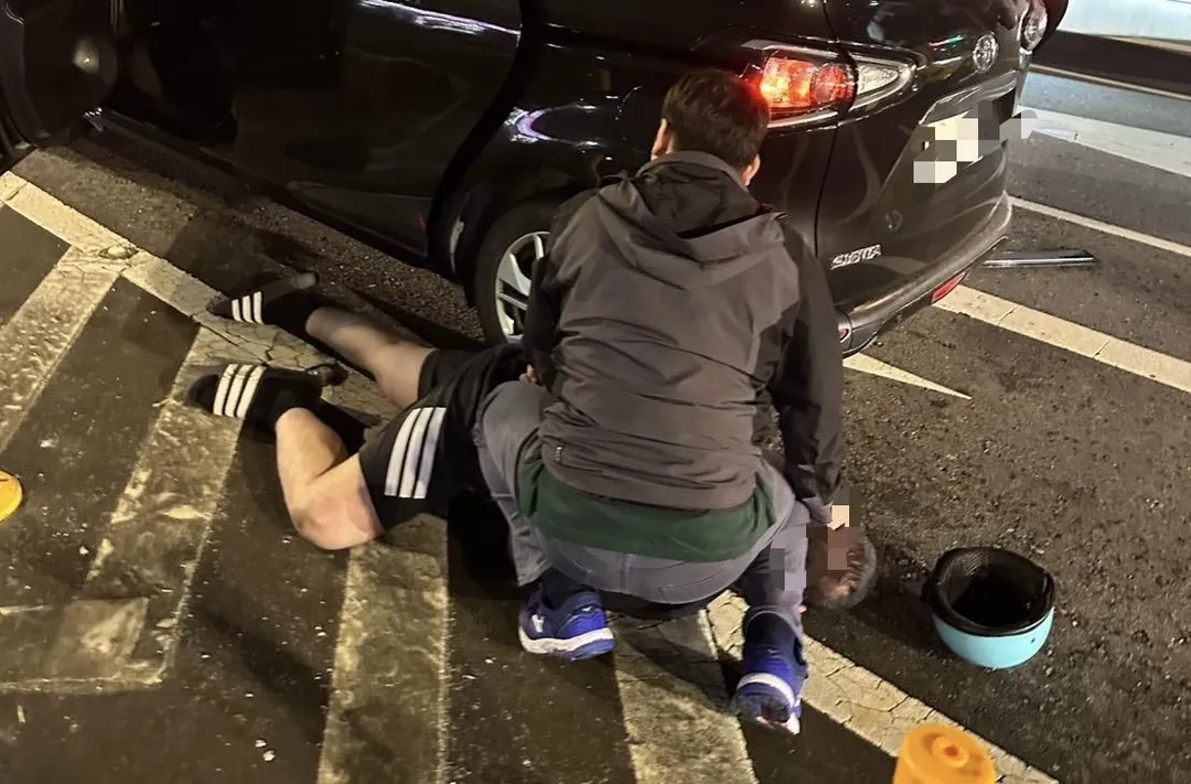 警方在北市鬧區當街壓制逮捕車手。(圖/翻攝畫面)