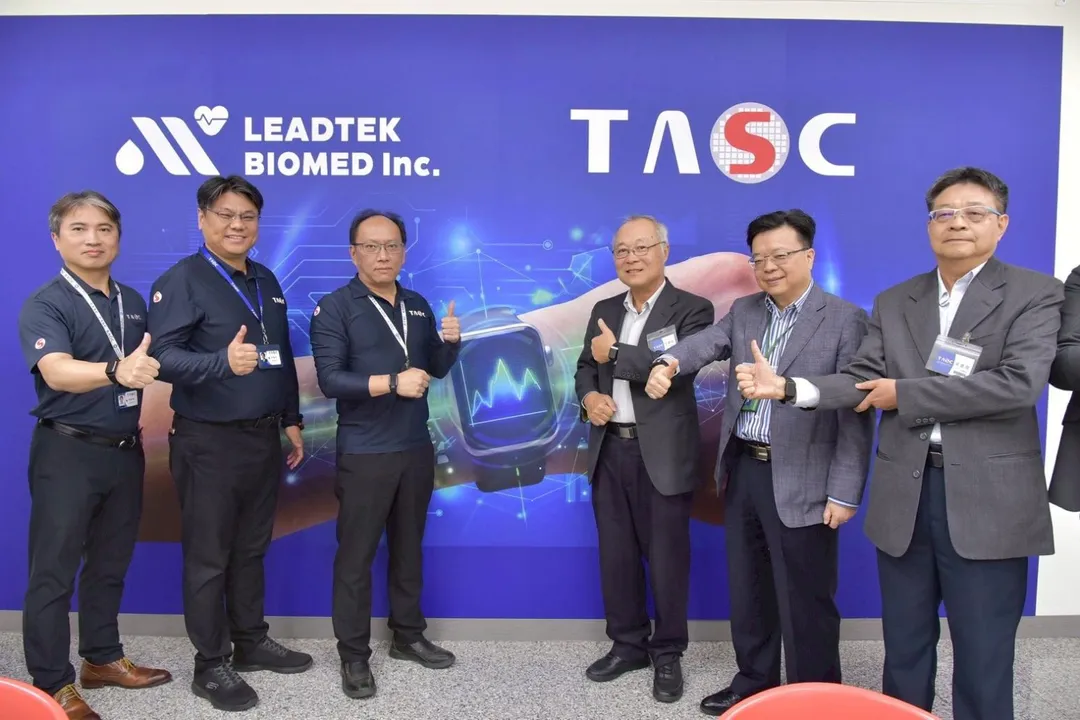 台亞攜手麗臺生醫於CES 2026展出全球首創非侵入血糖監測穿戴裝置。圖為雙方簽約儀式。(圖/台亞提供)
