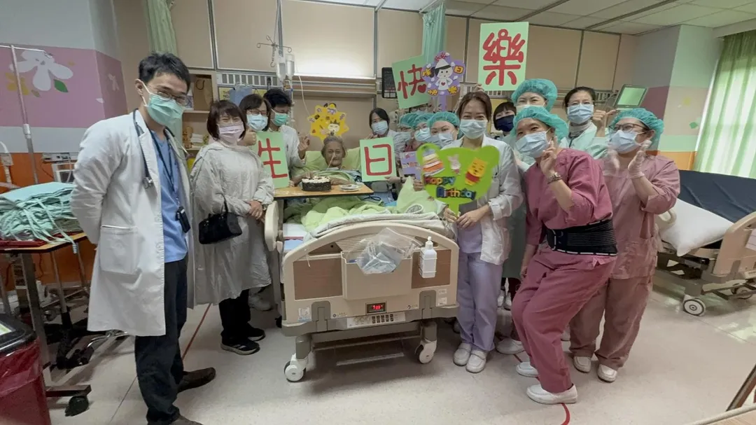 臺中醫院重症團隊今天幫即將轉出加護病房的陳先生歡慶52歲生日，讓陳先生喜極而泣。（圖／臺中醫院）