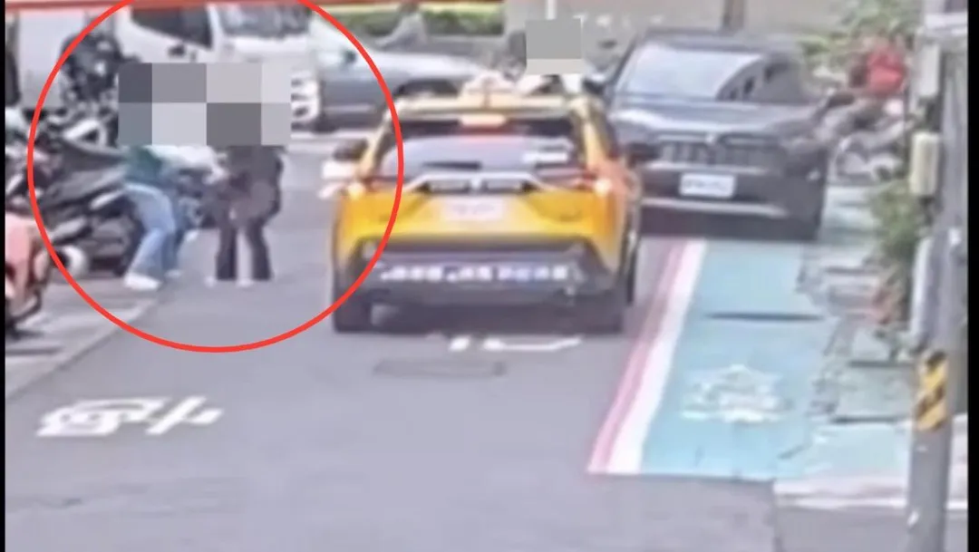 男子在路邊與母親激烈爭吵。（圖／翻攝畫面）