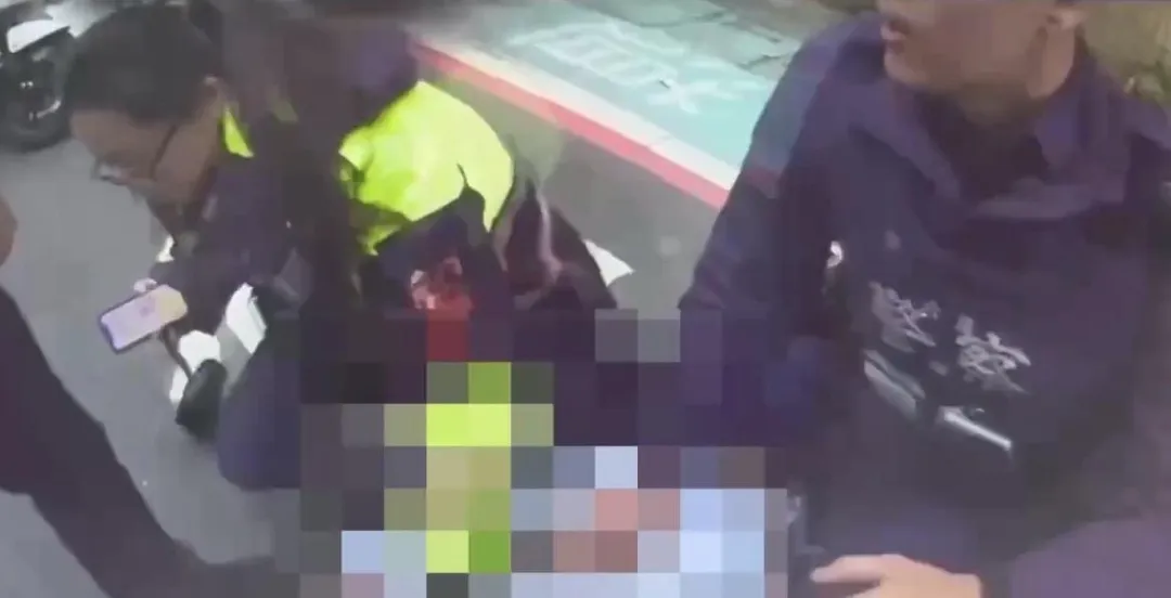 警方趕赴現場將男子壓制管束。（圖／翻攝畫面）